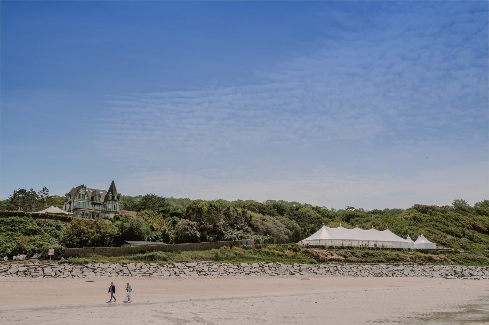 Le domaine et les tentes de réception vus depuis la plage