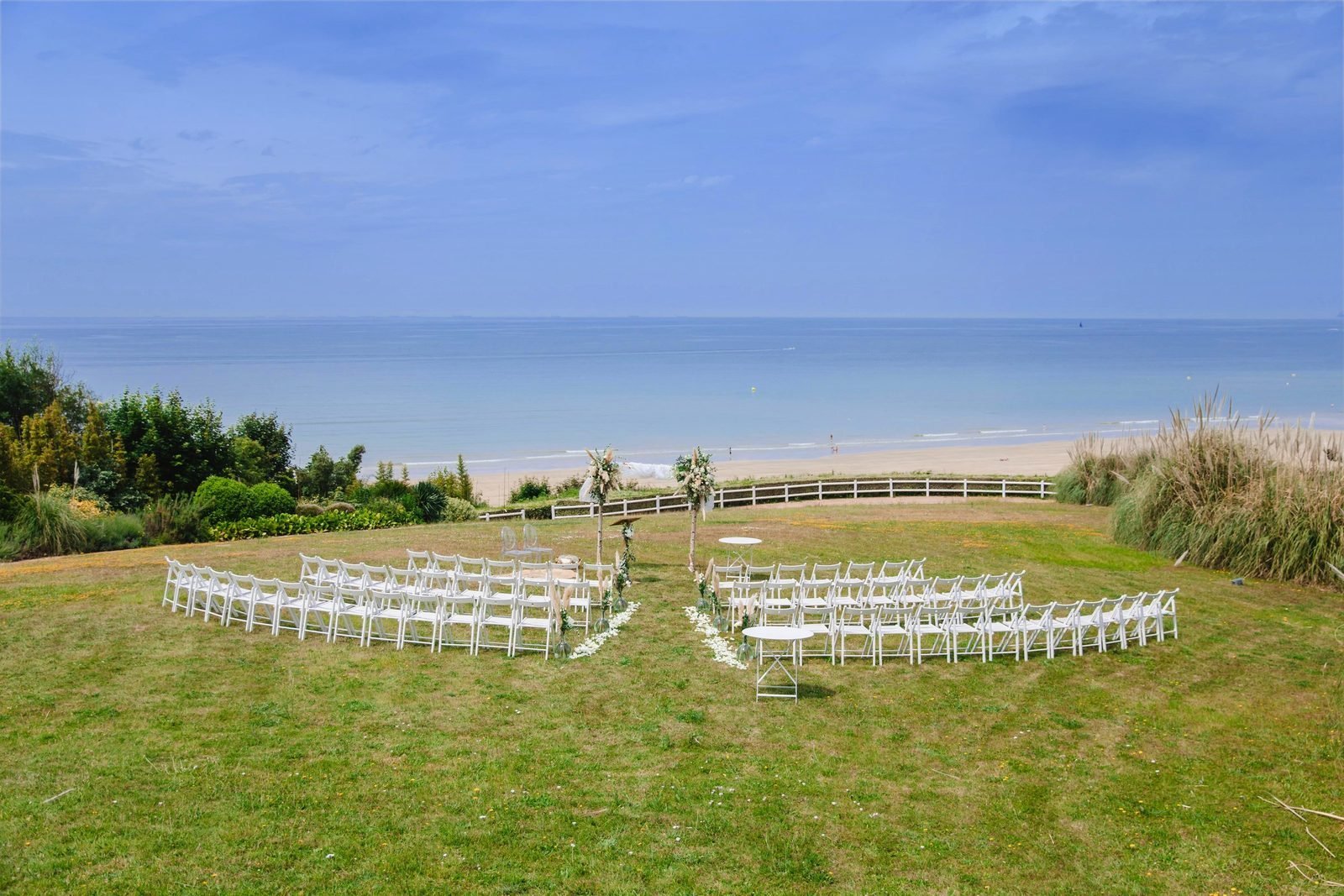 Chaises installées pour la cérémonie sur la pelouse face à la mer