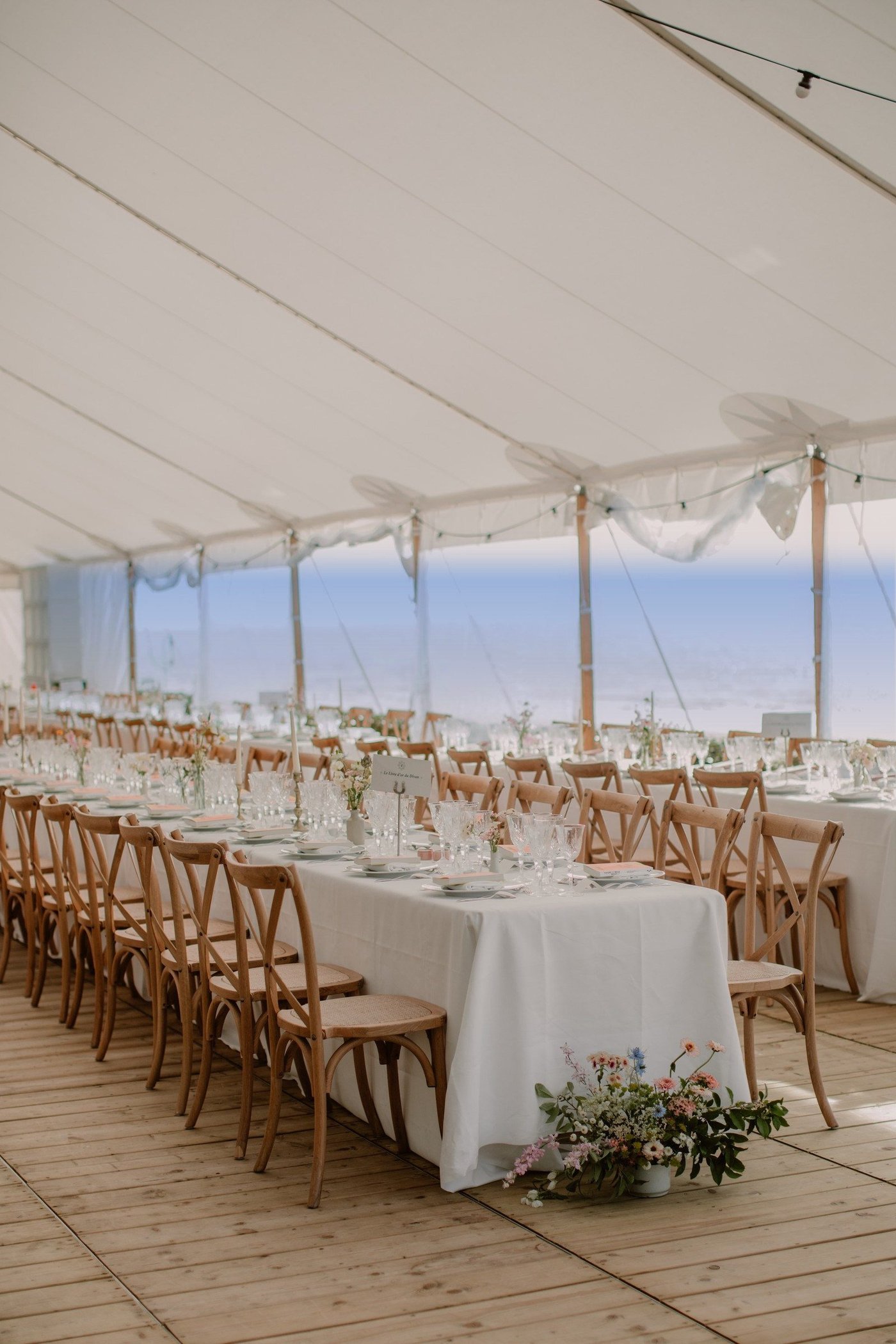 Tables dressées pour le dîner sous la tente