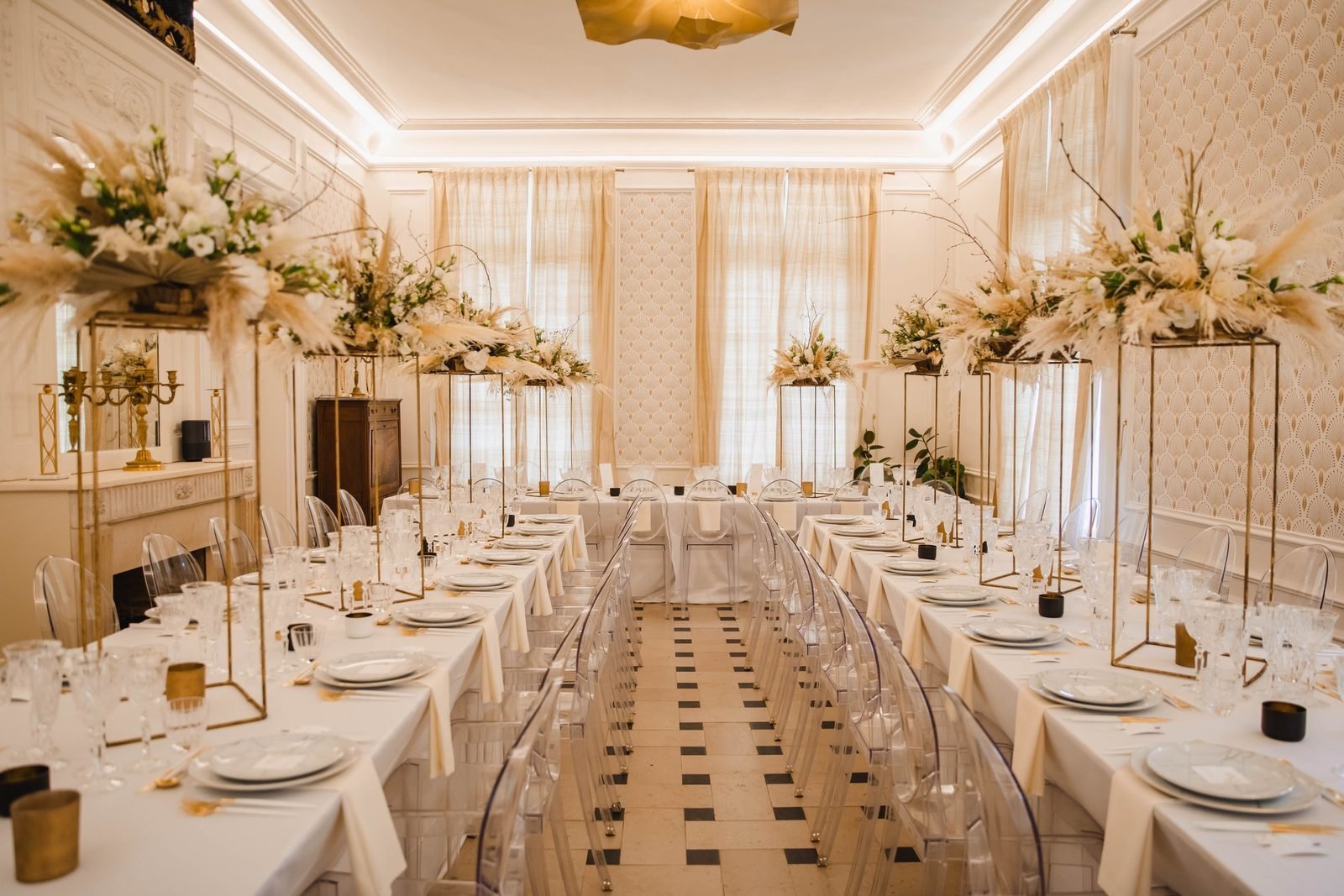 Salle à manger de l'Abbaye dressée en tables longues et fleurie pour un mariage