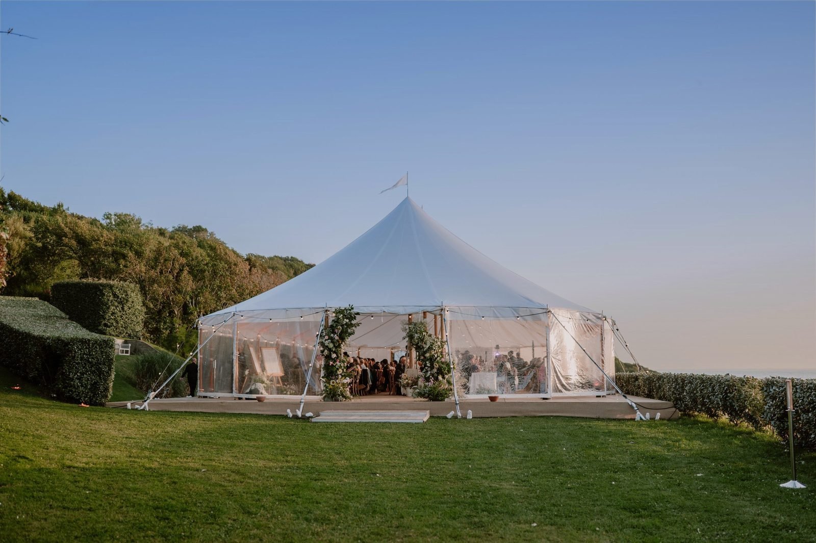 La tente transparente montée dans le parc du domaine, face à la mer