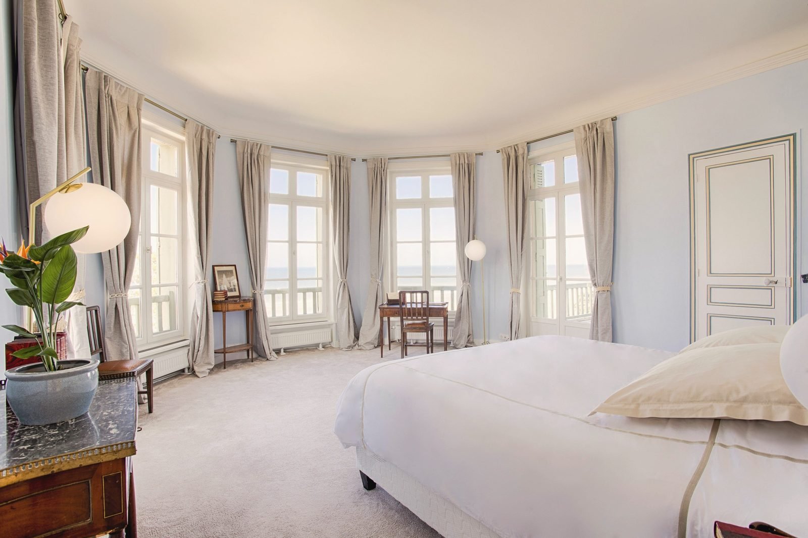 Chambre du domaine ouverte sur le parc